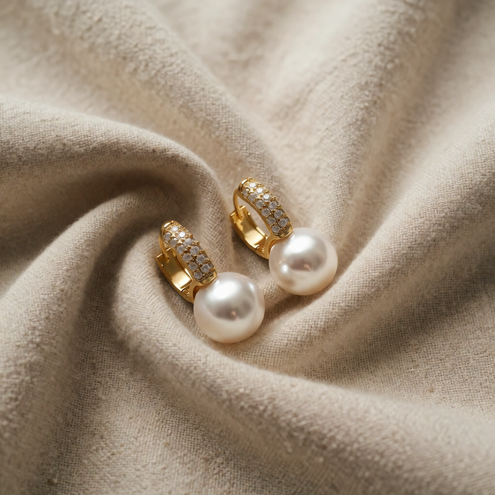 Gold Huggie Earrings Róisín with Pearl