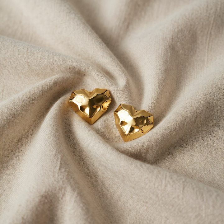 Gold Stud Earrings Áine with Heart Motif