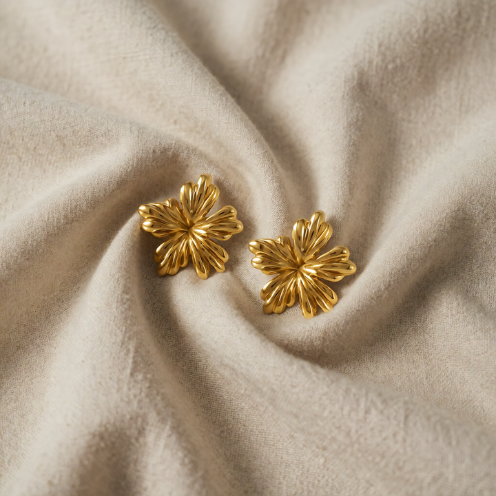 Gold Stud Earrings Sadhbh with Flower