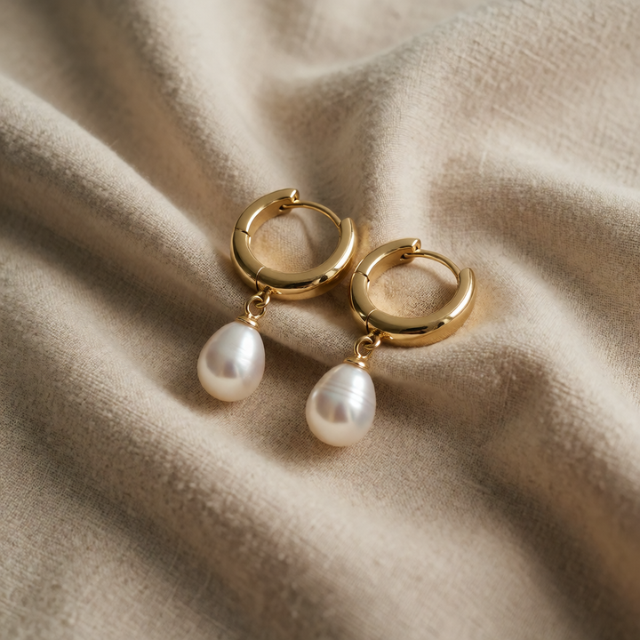 Gold Huggie Earrings Dáiríne with Pearl