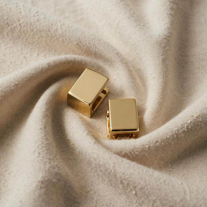 Gold Stud Earrings Béibhinn with Square Design