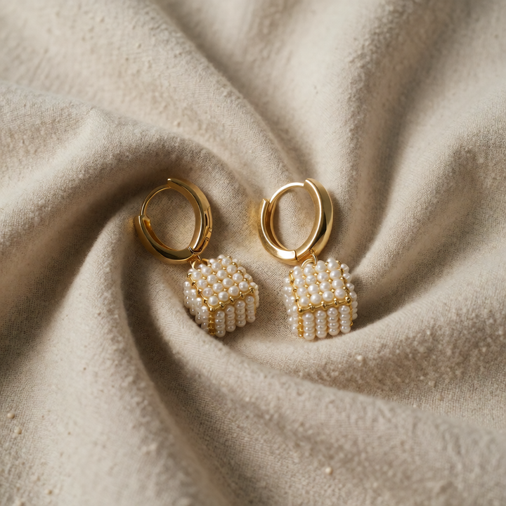 Gold Hoop Earrings Bríd with Pearl Cube