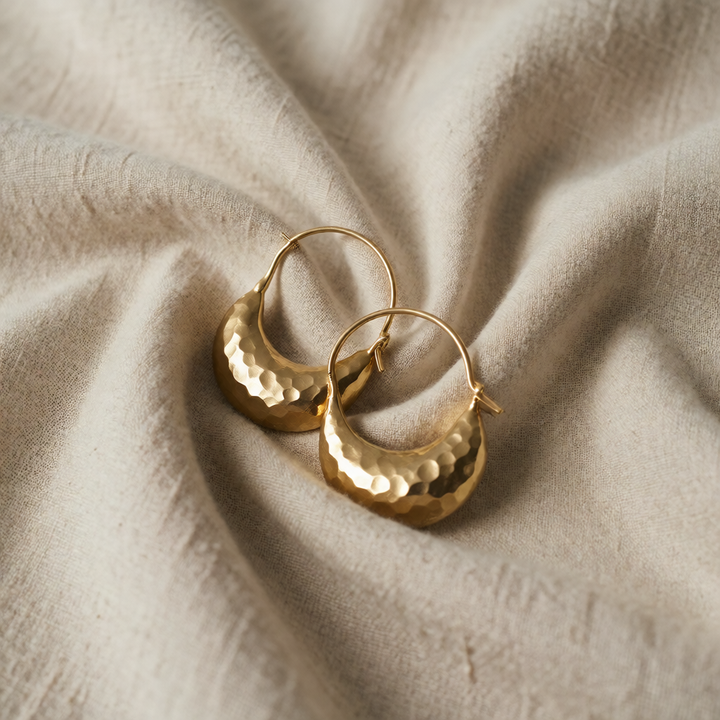 Gold Hoop Earrings Béibhinn with Hammered Finish