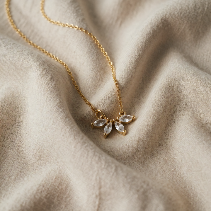 Gold Necklace Méadhbh with Crystal Leaves