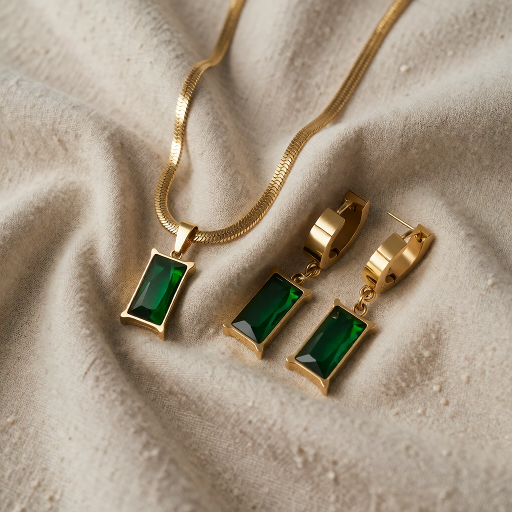 Gold Necklace Eithne with Emerald