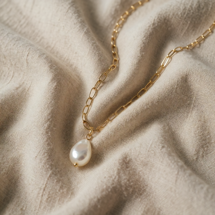 Gold Necklace Sinéad with Baroque Pearl Drop