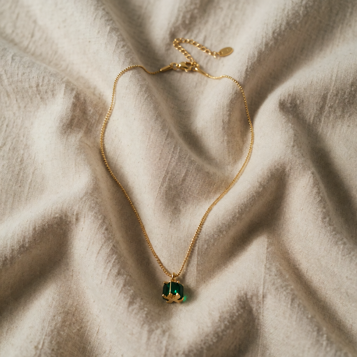 Gold Necklace Órlaith with Emerald
