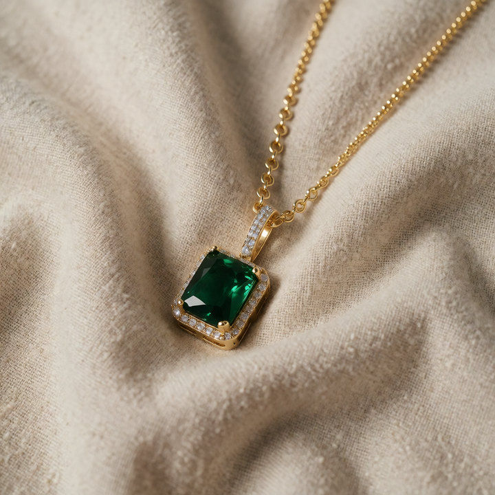 Gold Necklace Sadhbh with Emerald