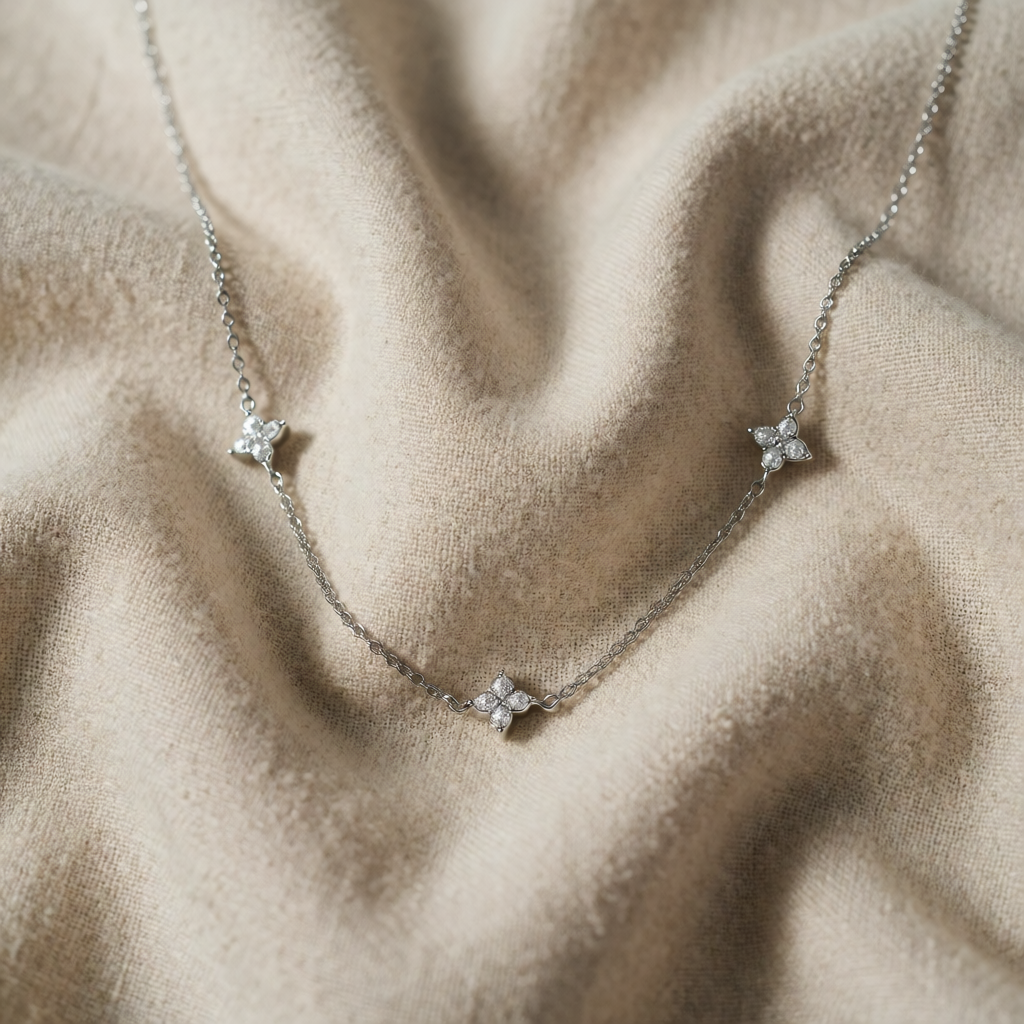 Silver Necklace Méabh with Zirconia Flowers
