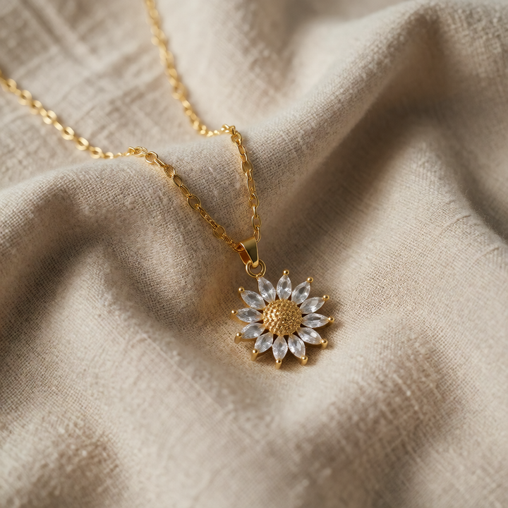 Gold Necklace Clíodhna with Zirconia Flower