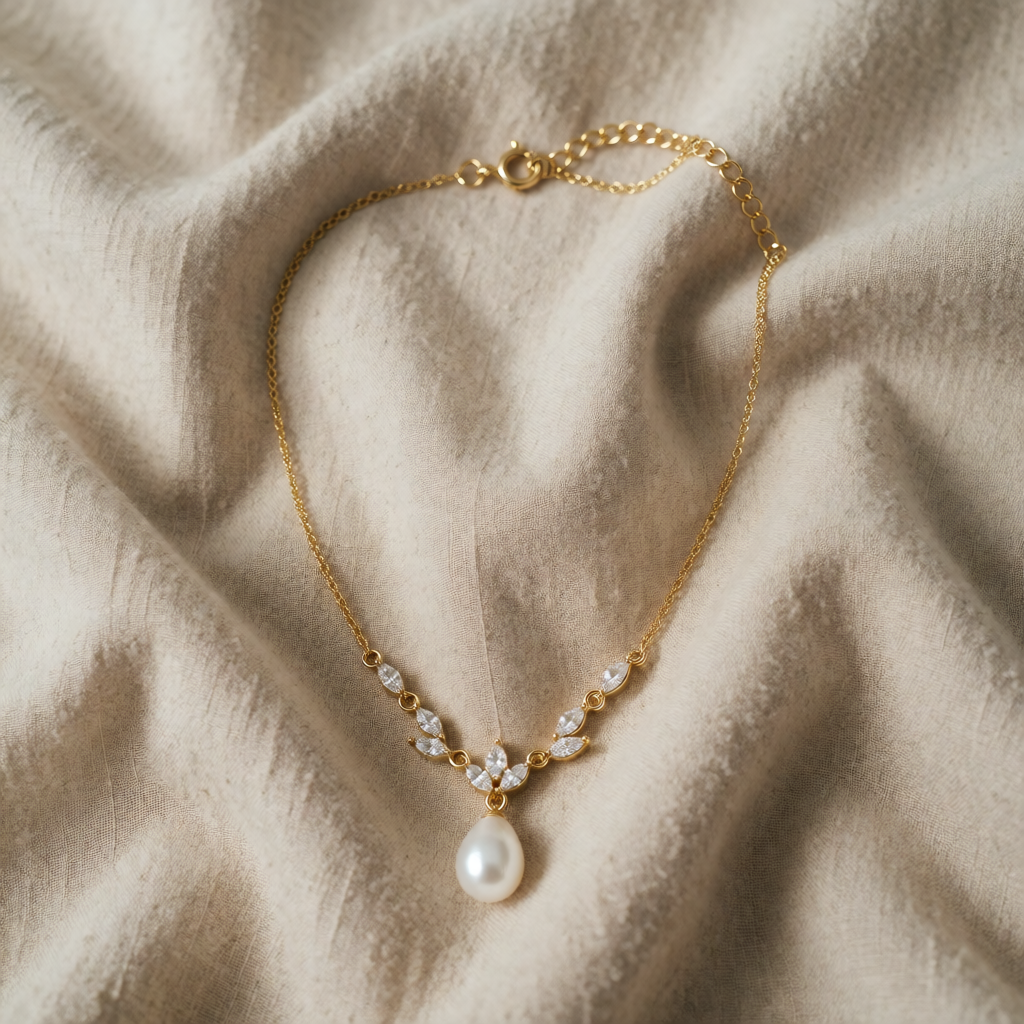 Gold Necklace Clíona with Pearl Drop and Zirconia