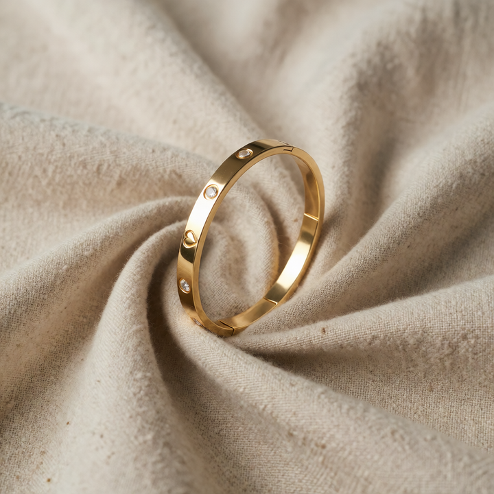 Gold Bangle Béibhinn with Hearts and Crystals