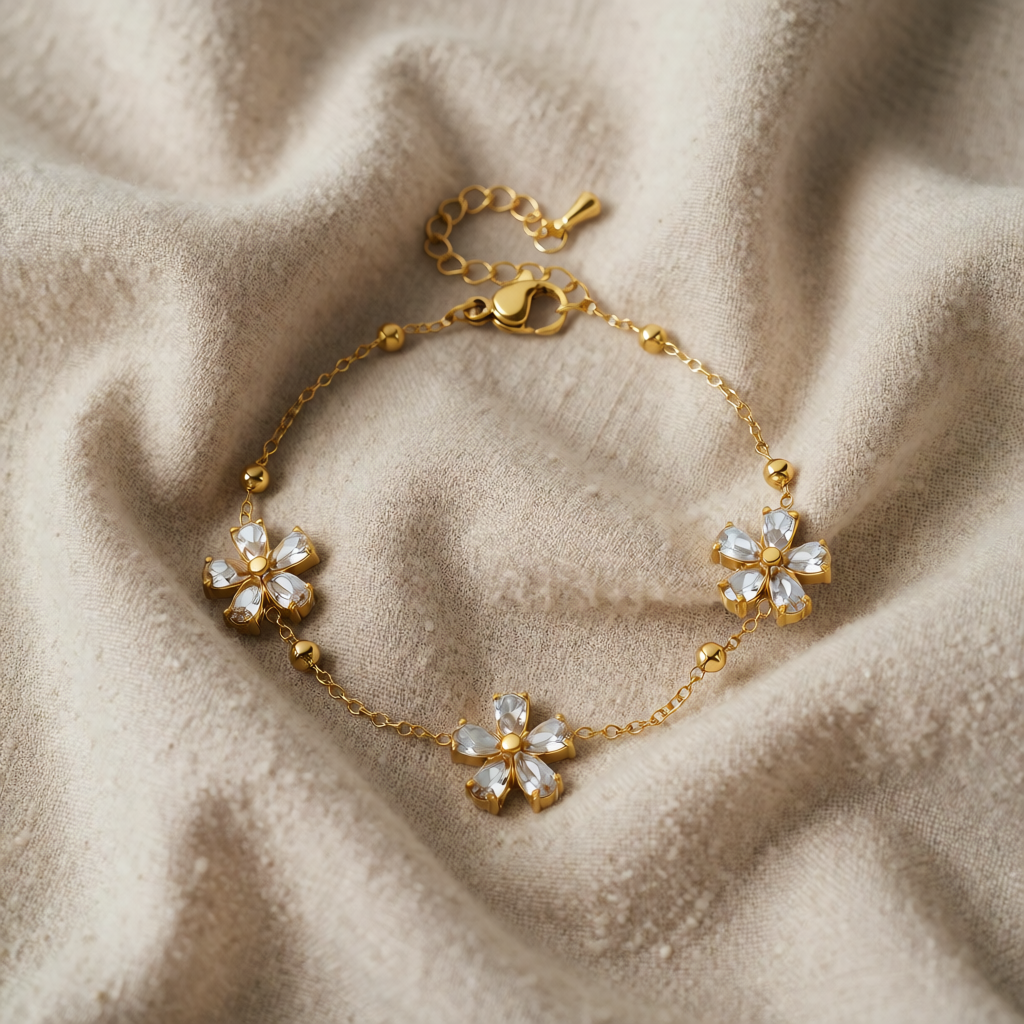 Gold Charm Bracelet Saoirse with Daisy