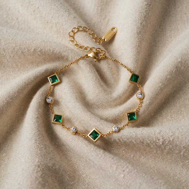 Gold Chain Bracelet Saoirse with Emerald