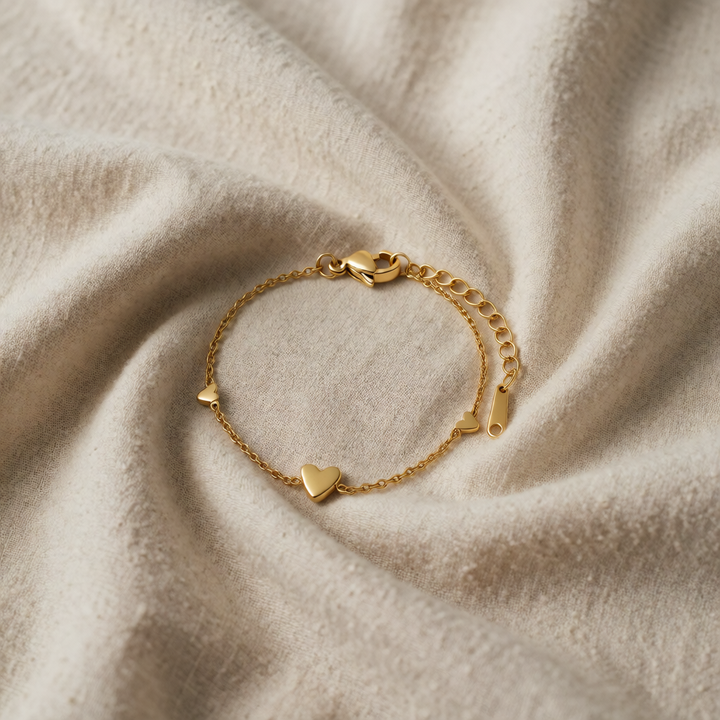 Gold Chain Bracelet Clíodhna with Heart Charms