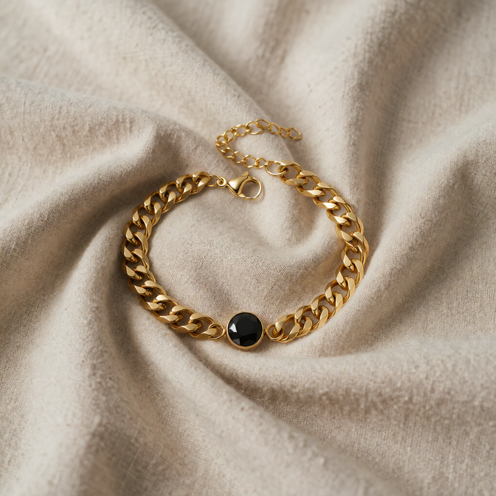 Gold Chain Bracelet Íde with Black Onyx