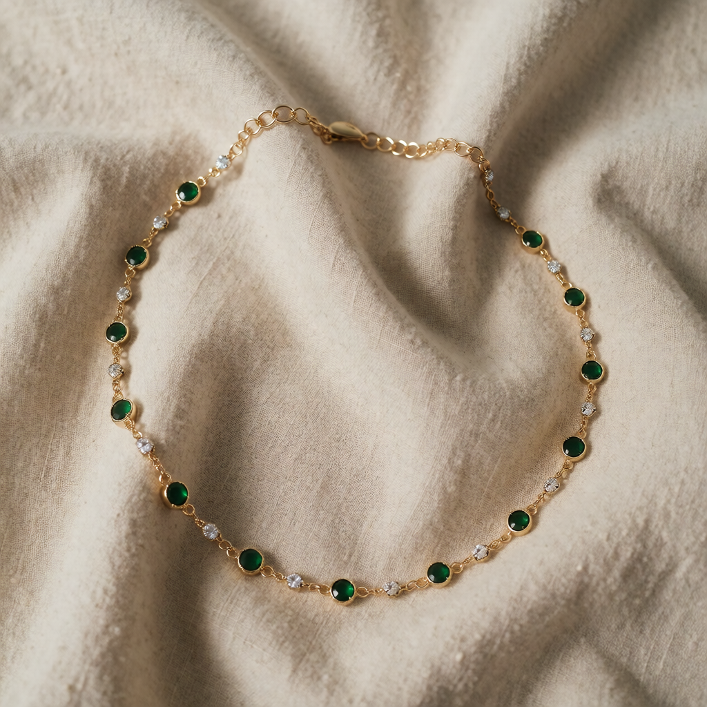 Gold Necklace Bríd with Emerald Green Crystals