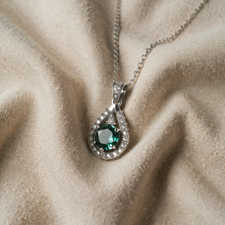Silver Necklace Clíodhna with Emerald