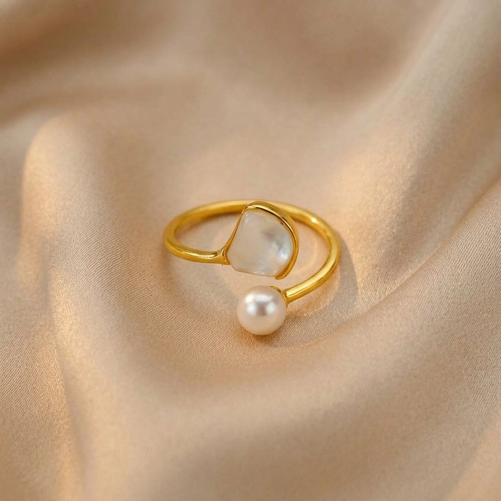 Gold Open Ring Íde with Pearls