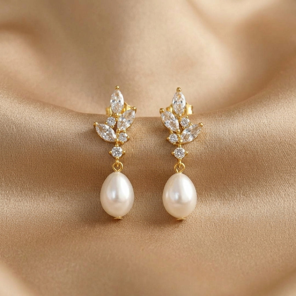 Gold Drop Earrings Íde with Pearl and Crystal Leaves