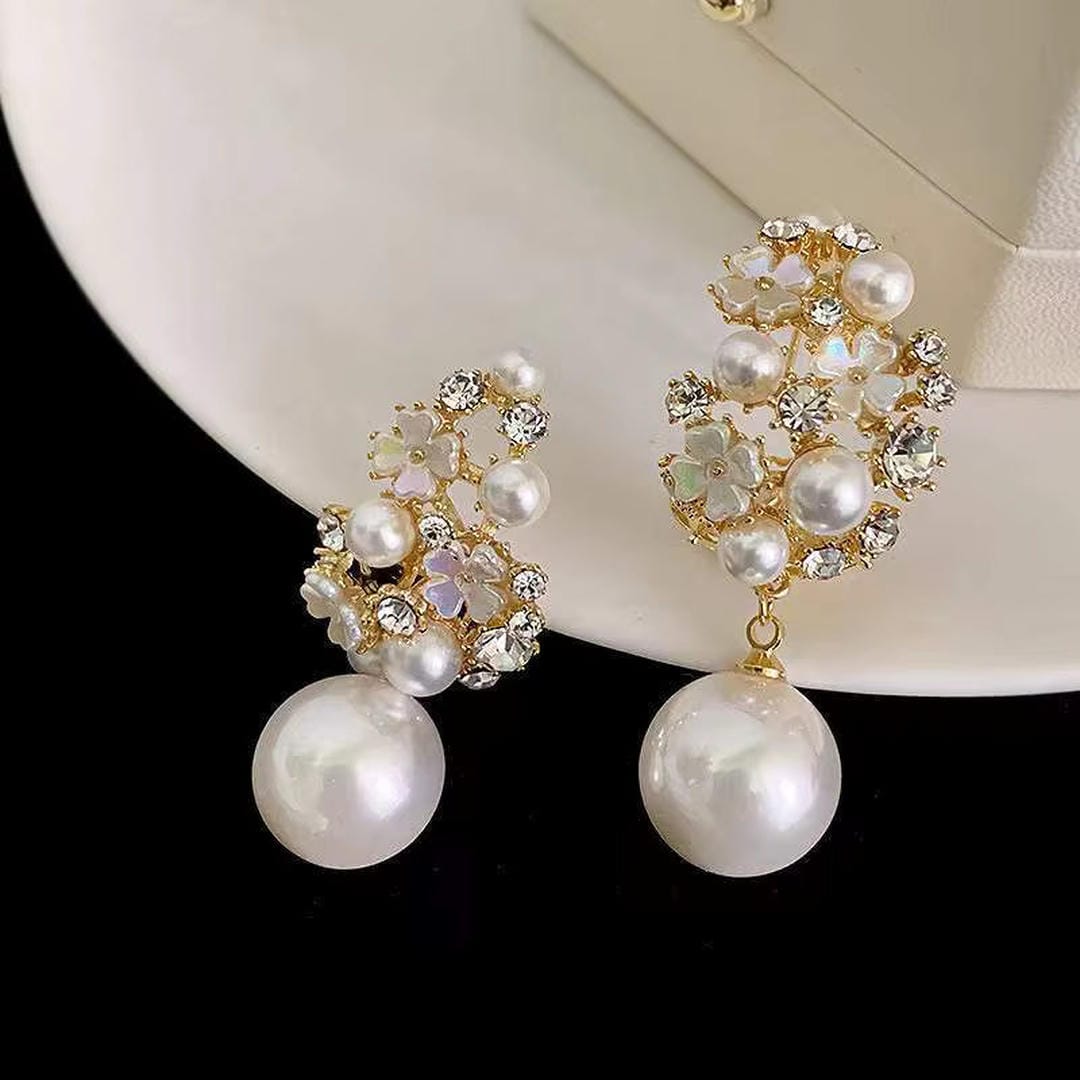 Gold Drop Earrings Gobnait with Pearl Flowers