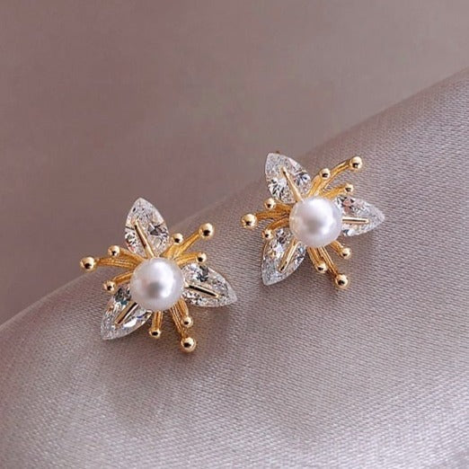 Gold Stud Earrings Ailbhe with Crystal Flower and Pearl