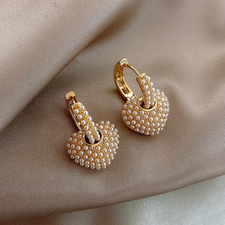 Gold Huggie Earrings Ailbhe with Pearl Heart