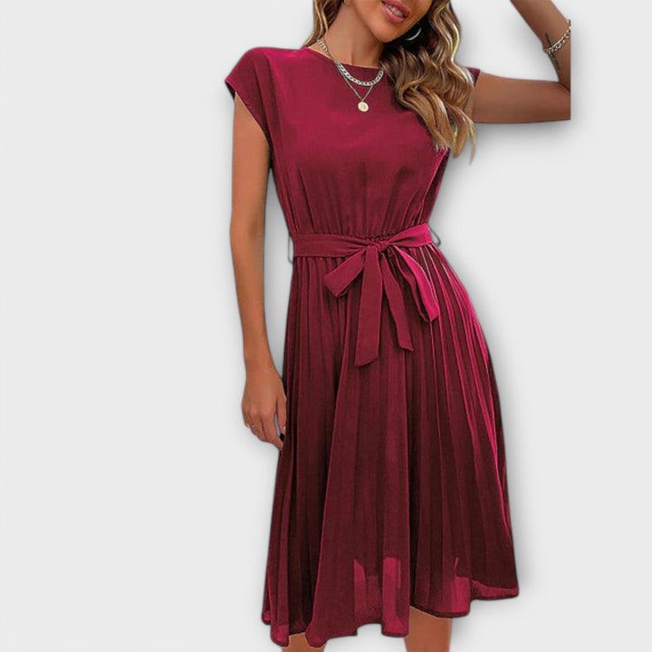 Claire - Schwarzes gefälteltes Midikleid mit Bindegürtel