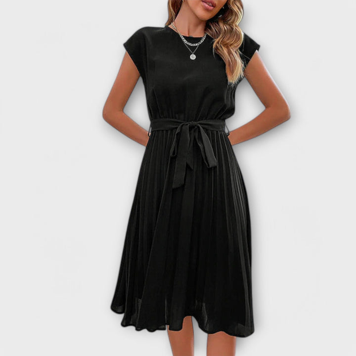 Claire - Schwarzes gefälteltes Midikleid mit Bindegürtel