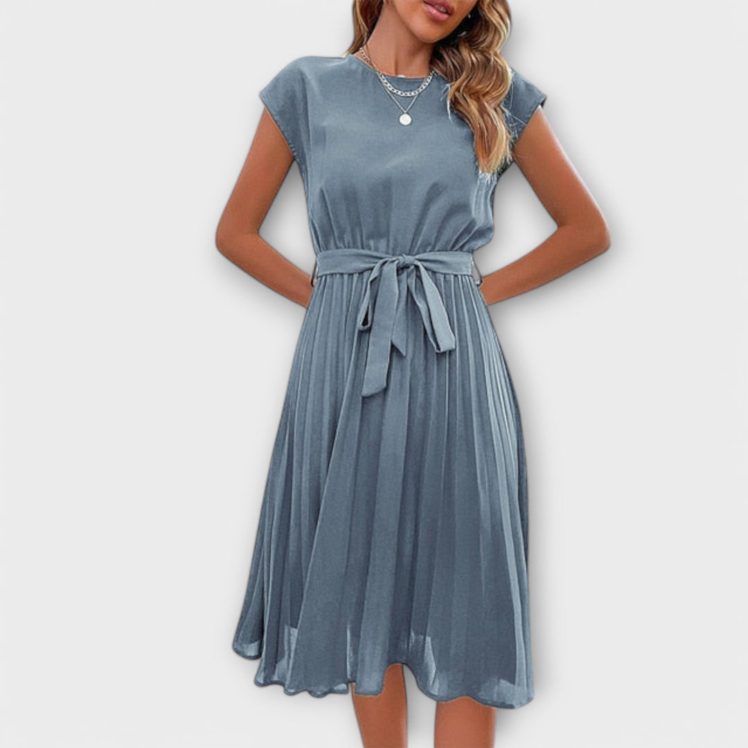 Claire - Schwarzes gefälteltes Midikleid mit Bindegürtel