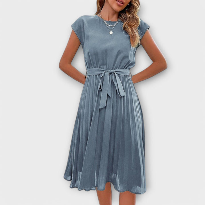 Claire - Schwarzes gefälteltes Midikleid mit Bindegürtel