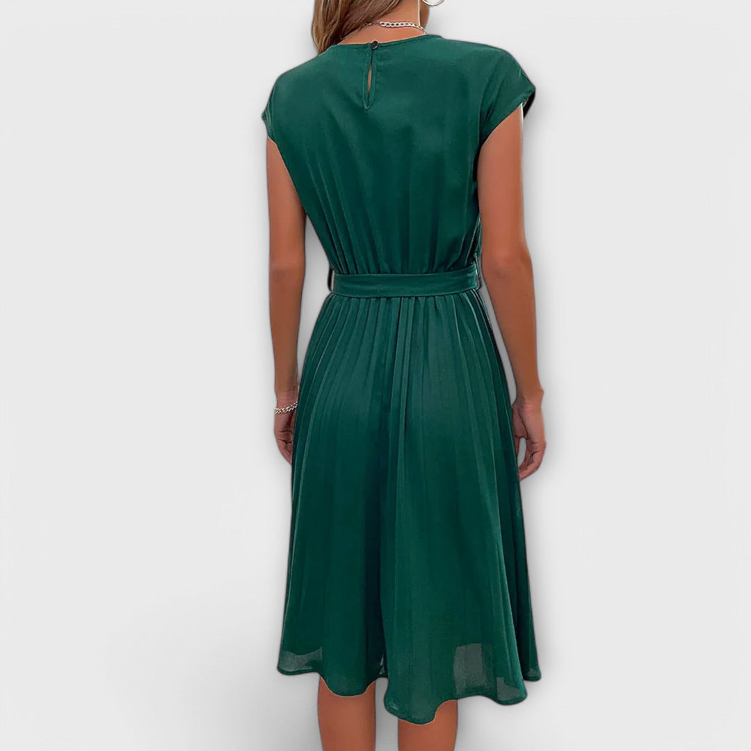 Claire - Schwarzes gefälteltes Midikleid mit Bindegürtel
