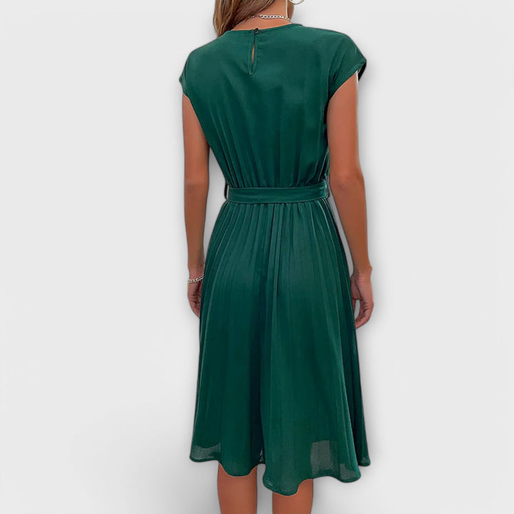 Claire - Schwarzes gefälteltes Midikleid mit Bindegürtel