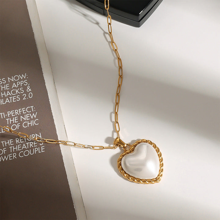 Gold Necklace Órla with Mother-of-Pearl Heart