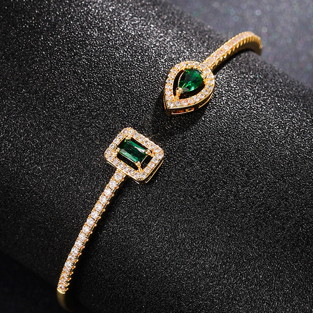 Gold Cuff Bracelet Órla with Emerald