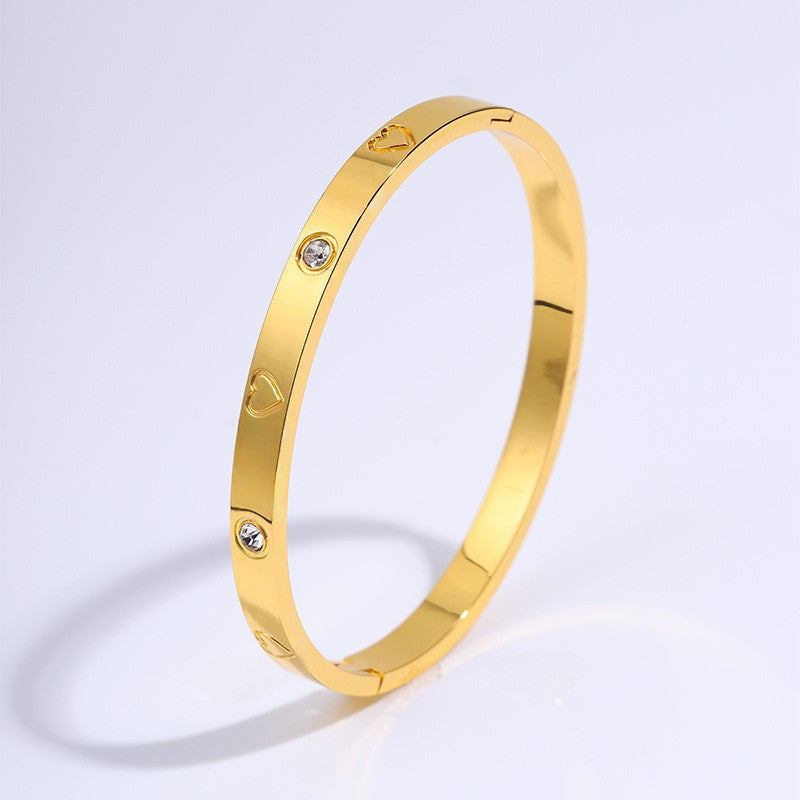 Gold Bangle Béibhinn with Hearts and Crystals
