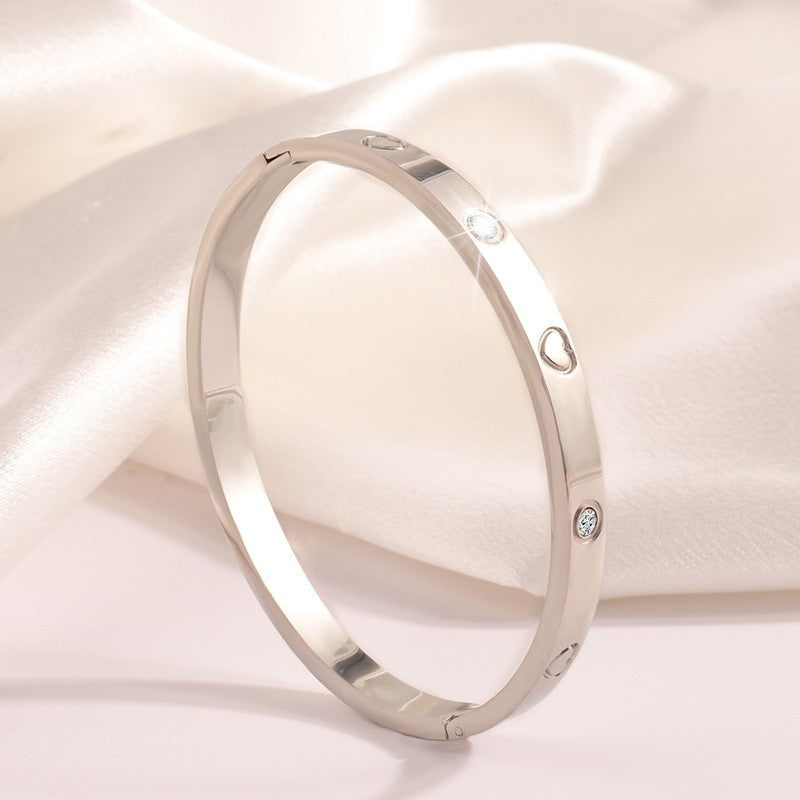 Gold Bangle Béibhinn with Hearts and Crystals
