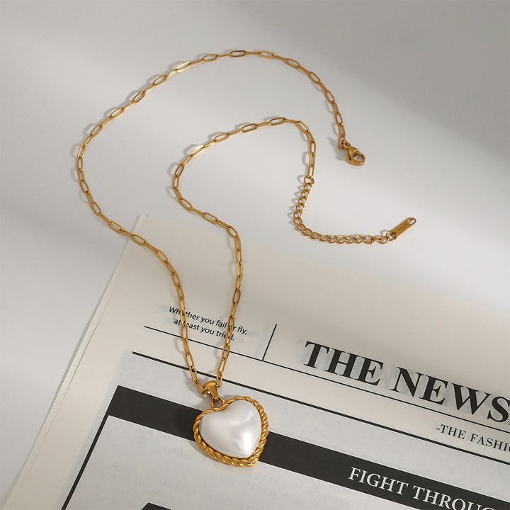Gold Necklace Órla with Mother-of-Pearl Heart