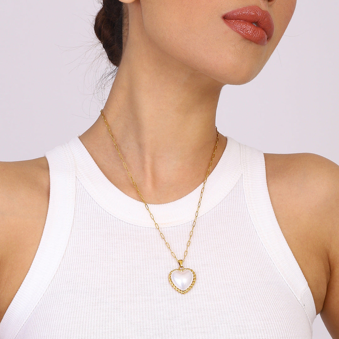 Gold Necklace Órla with Mother-of-Pearl Heart