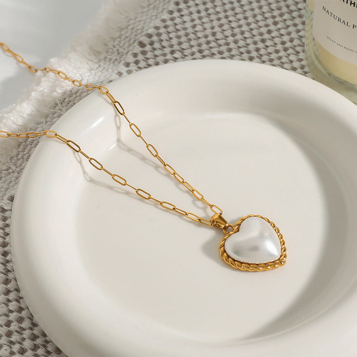 Gold Necklace Órla with Mother-of-Pearl Heart