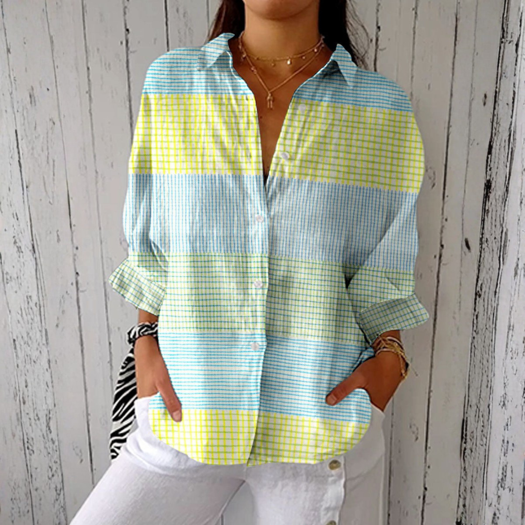 Maria - Hellblaue Pastellbluse mit Streifenmuster