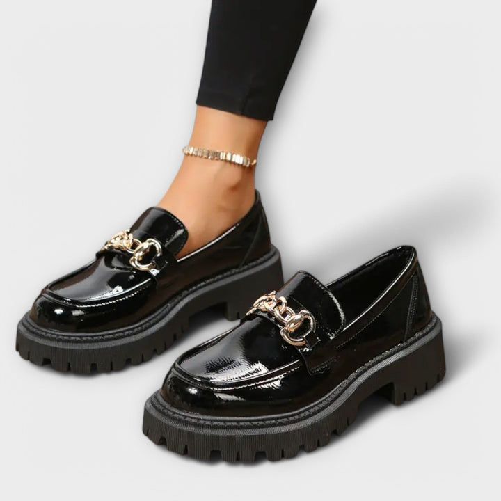 Hildrun - Schwarze Plateau-Loafer mit Spange