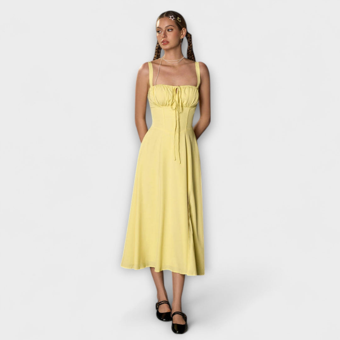 Hope - Cremefarbenes Kleid mit Rüschen und Schlitz