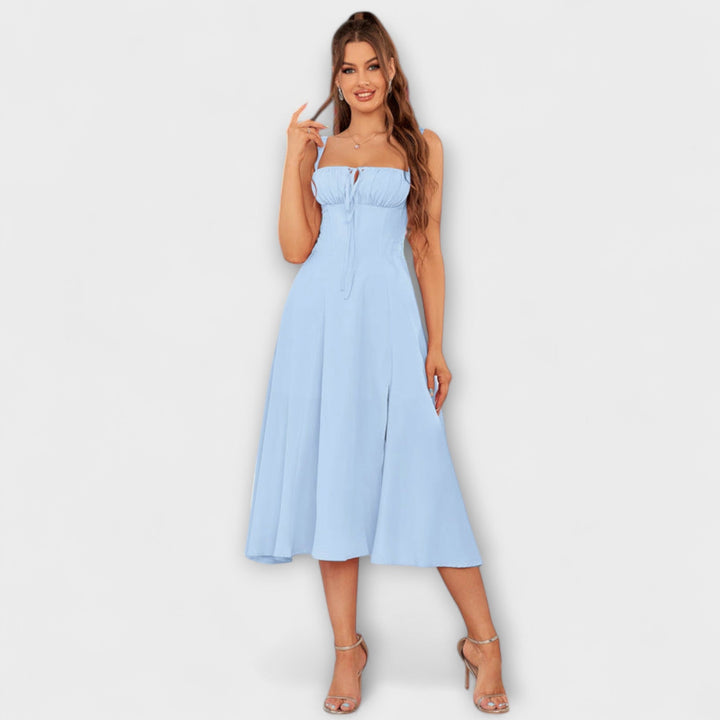 Hope - Cremefarbenes Kleid mit Rüschen und Schlitz