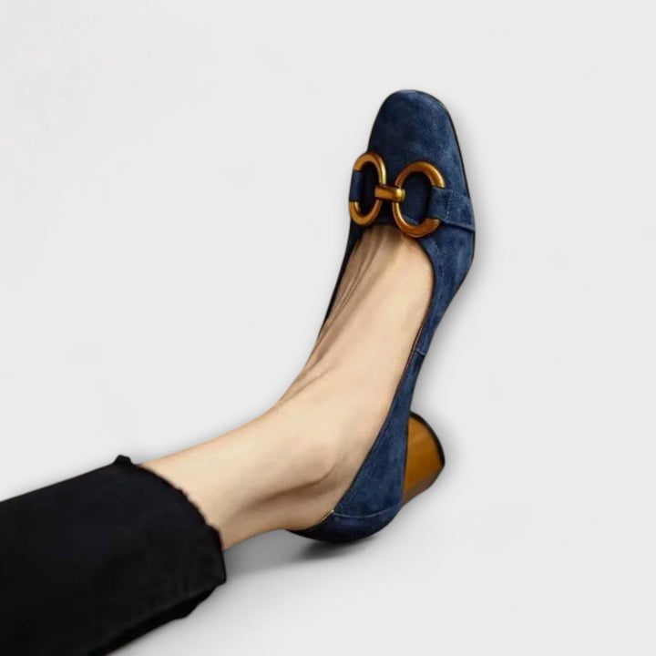 Mathilde - Pumps mit Goldener Schnalle
