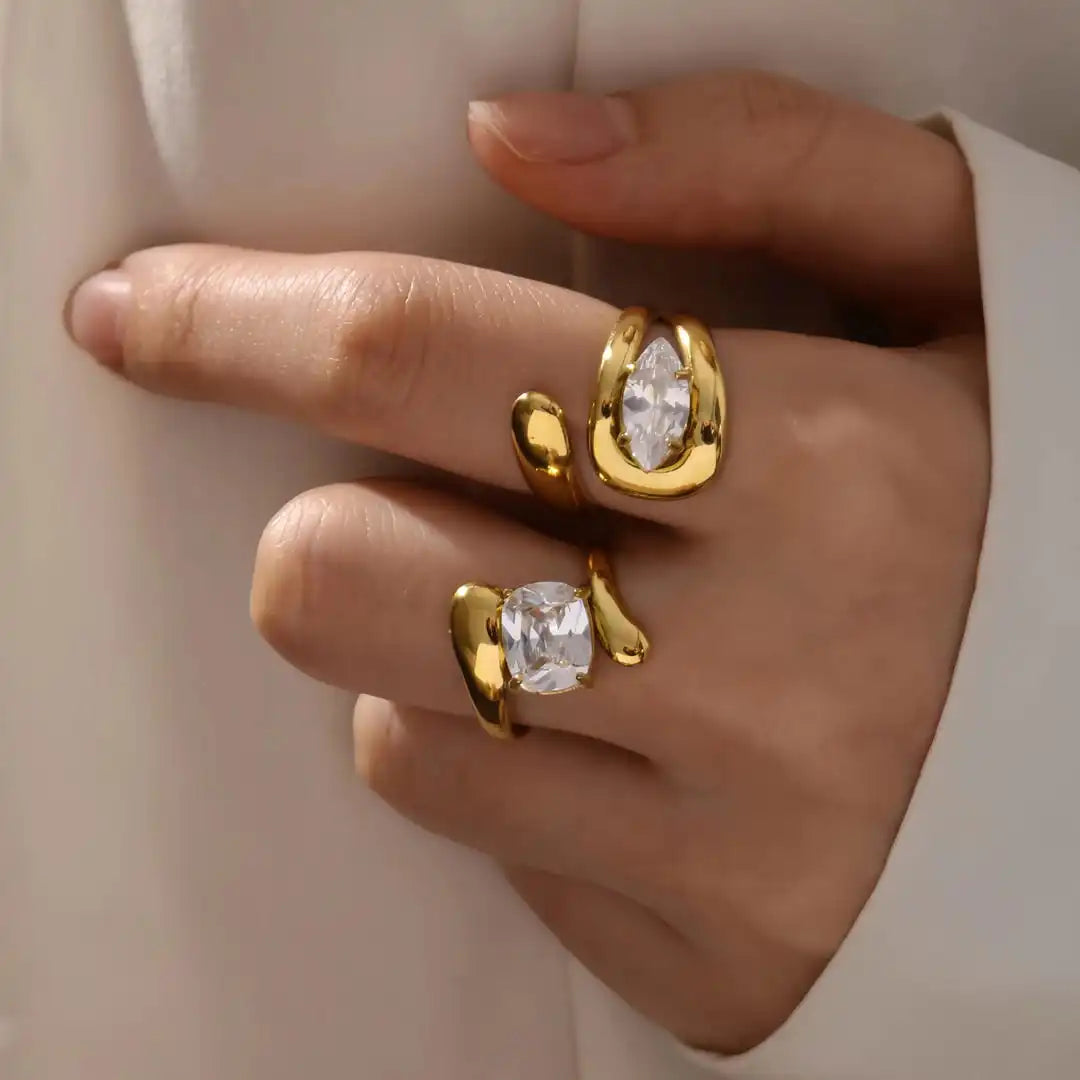 Gold Ring Caoimhe with Teardrop Zirconia