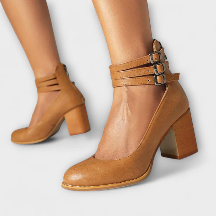 Annegret - Rote Pumps mit Riemen
