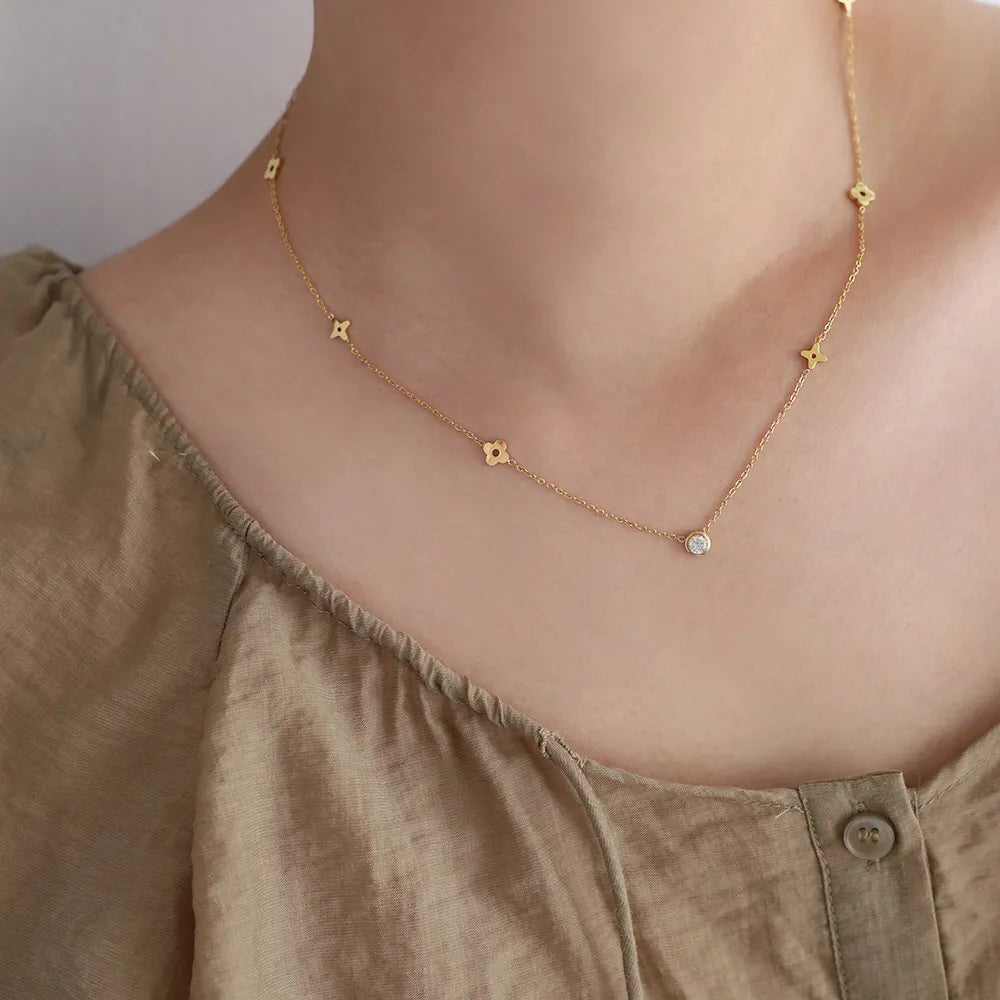 Gold Necklace Emer with Flowers and Zirconia