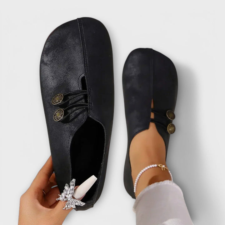 Notburga - Schwarze Slipper mit Schnürung