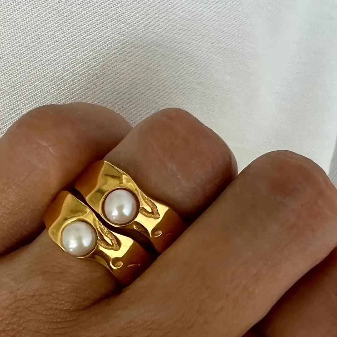 Gold Ring Muirne with Pearl